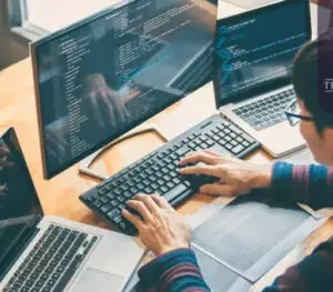 Infographic illustrating computer programming and coding concepts, including programming languages, algorithms, software development, debugging, web and mobile applications, and project-based learning.