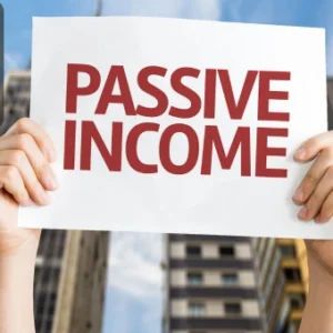 Hands holding a sign with the words "Passive Income" against a backdrop of tall city buildings, symbolising financial growth through affiliate marketing.